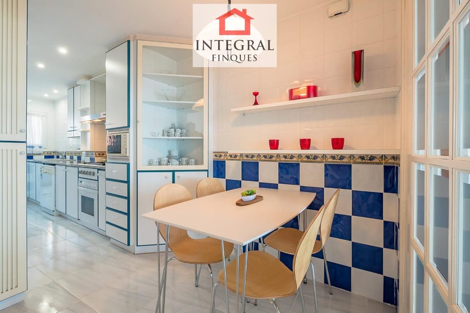 Kitchen or kitchenette, Dining area, Communal kitchen