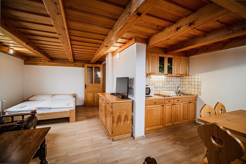 Bed, TV and multimedia, Kitchen or kitchenette, Living room, Dining area