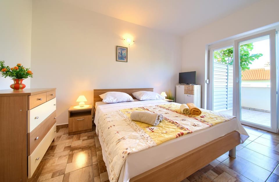 Bed, TV and multimedia, Balcony/Terrace, Photo of the whole room, Bedroom, towels
