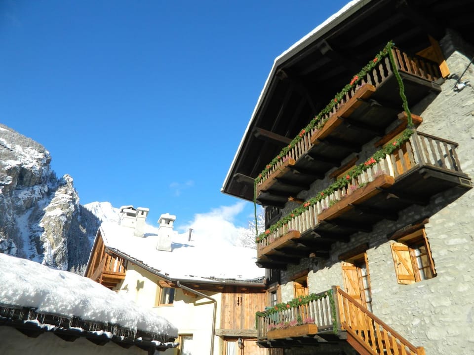 Facade/entrance, Balcony/Terrace