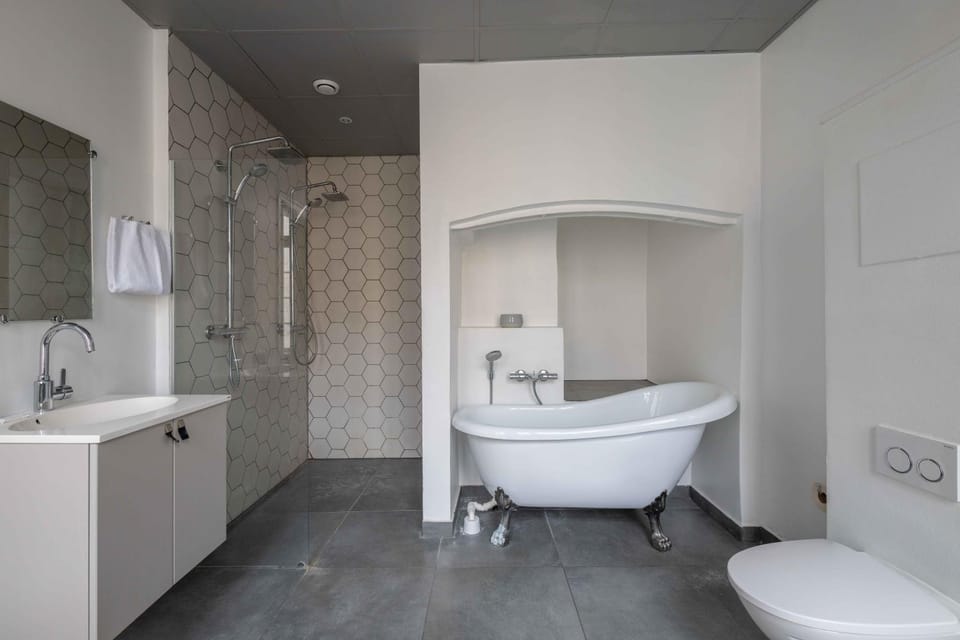 Shower, Toilet, Bathroom, Bath, towels