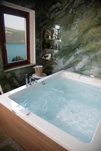 Giardino sul Lago SPA Jacuzzi Apartment in Lazio