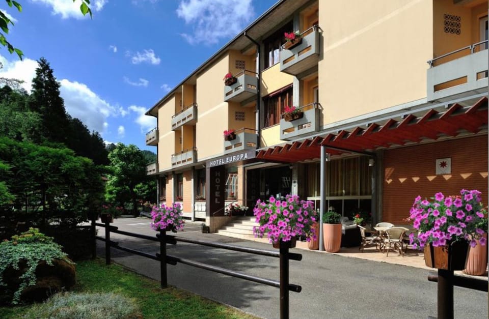 Property building, Spring, Day, Garden, View (from property/room), Balcony/Terrace, Garden view