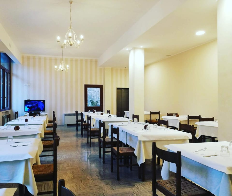 Restaurant/places to eat, TV and multimedia, Living room, Banquet/Function facilities, Seating area