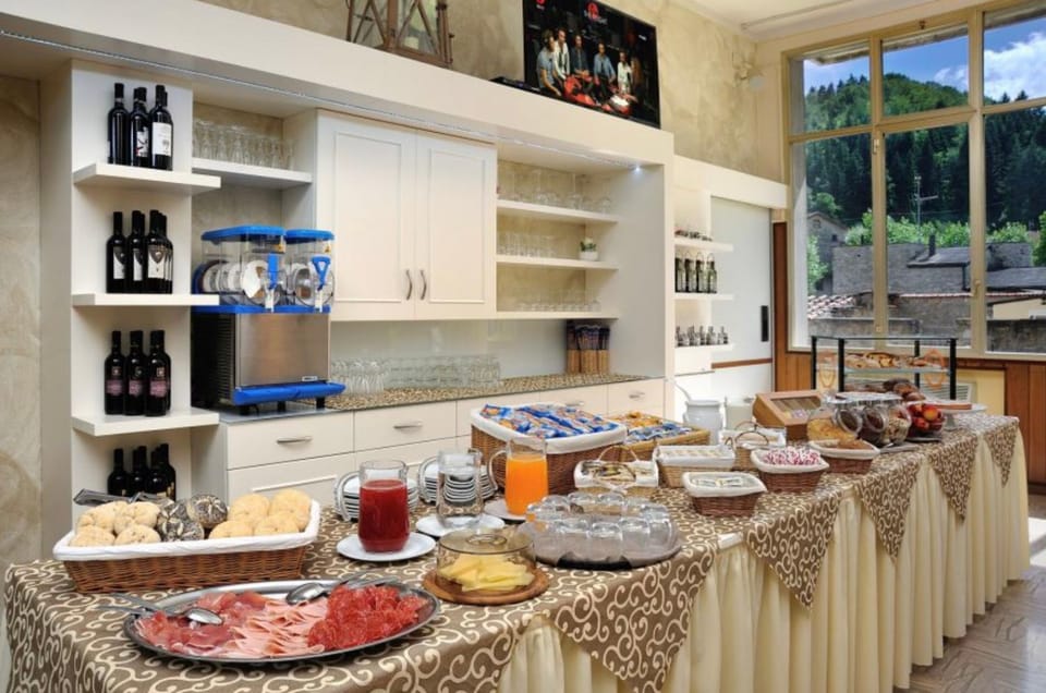 Food and drinks, Food, Buffet breakfast, Drinks