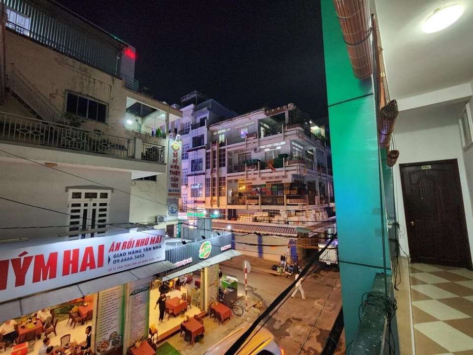 Property building, Night, Food and drinks, Food, City view