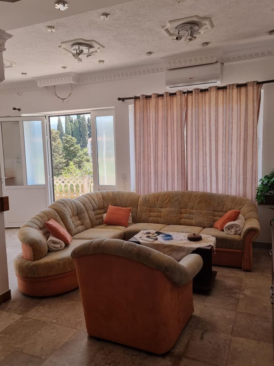 Living room, Seating area