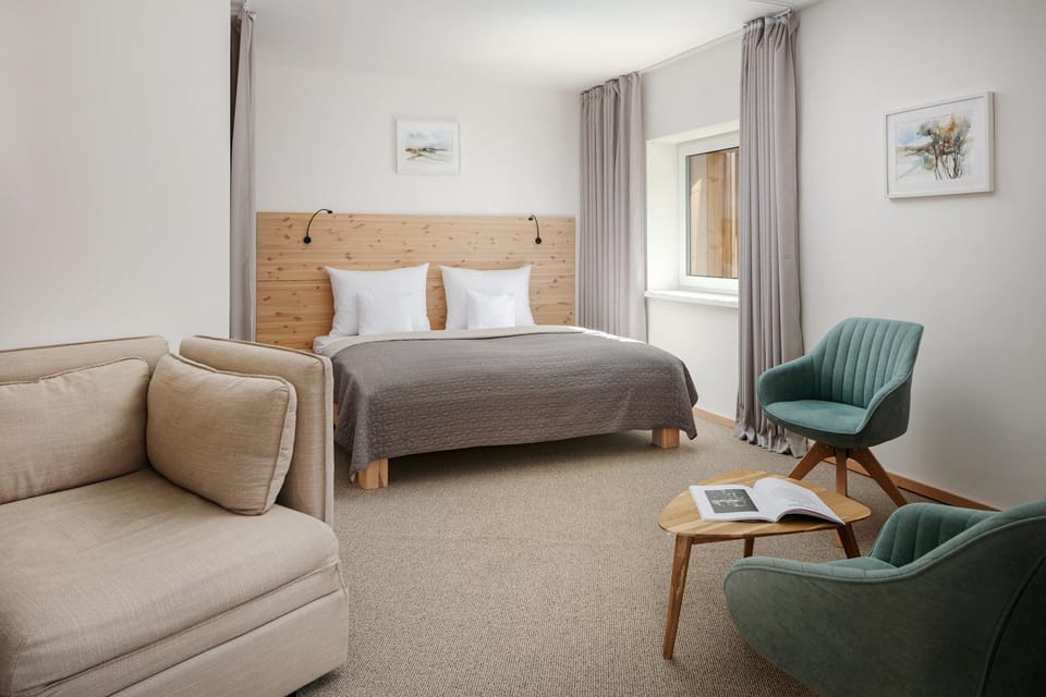 Bed, Seating area