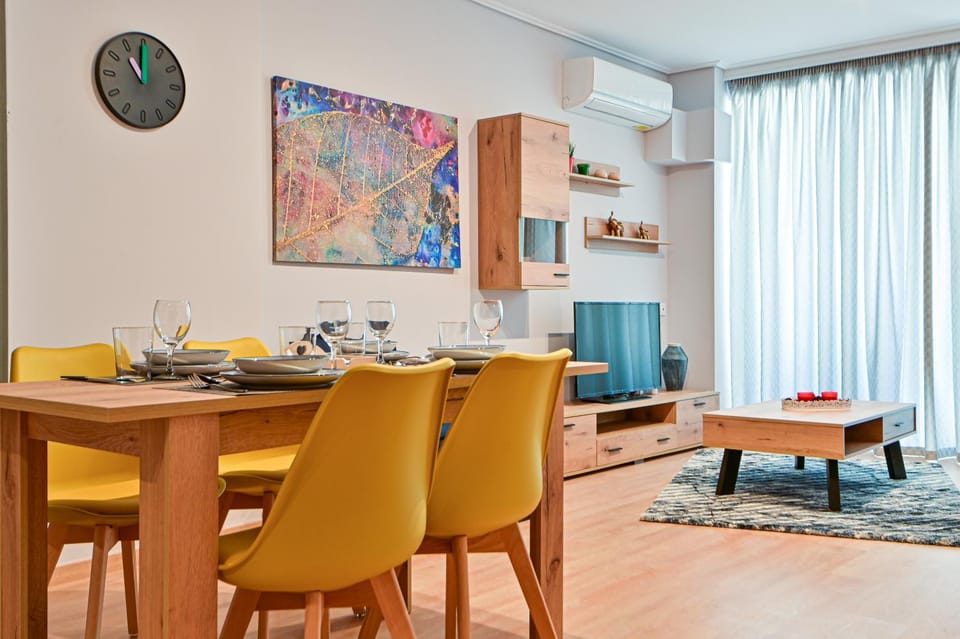 TV and multimedia, Living room, Seating area, Dining area, air conditioner