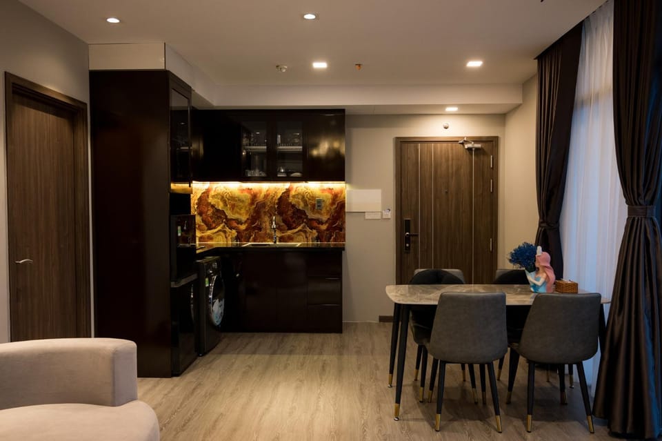 Coffee/tea facilities, Kitchen or kitchenette, Dining area, Communal kitchen