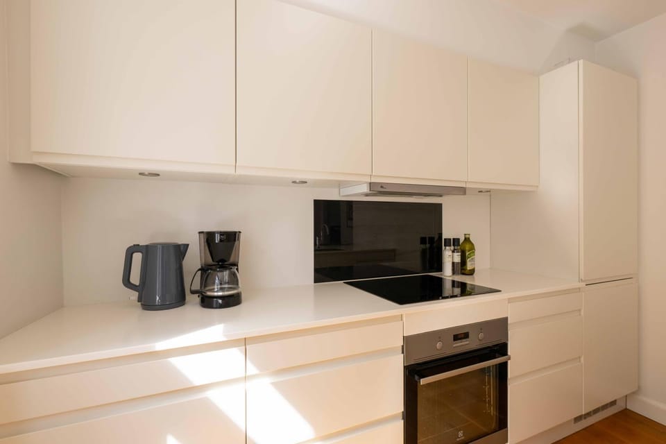 Coffee/tea facilities, Kitchen or kitchenette, oven, stove