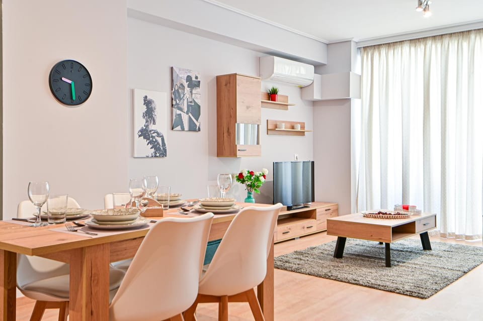 Restaurant/places to eat, Living room, Seating area, Dining area, air conditioner