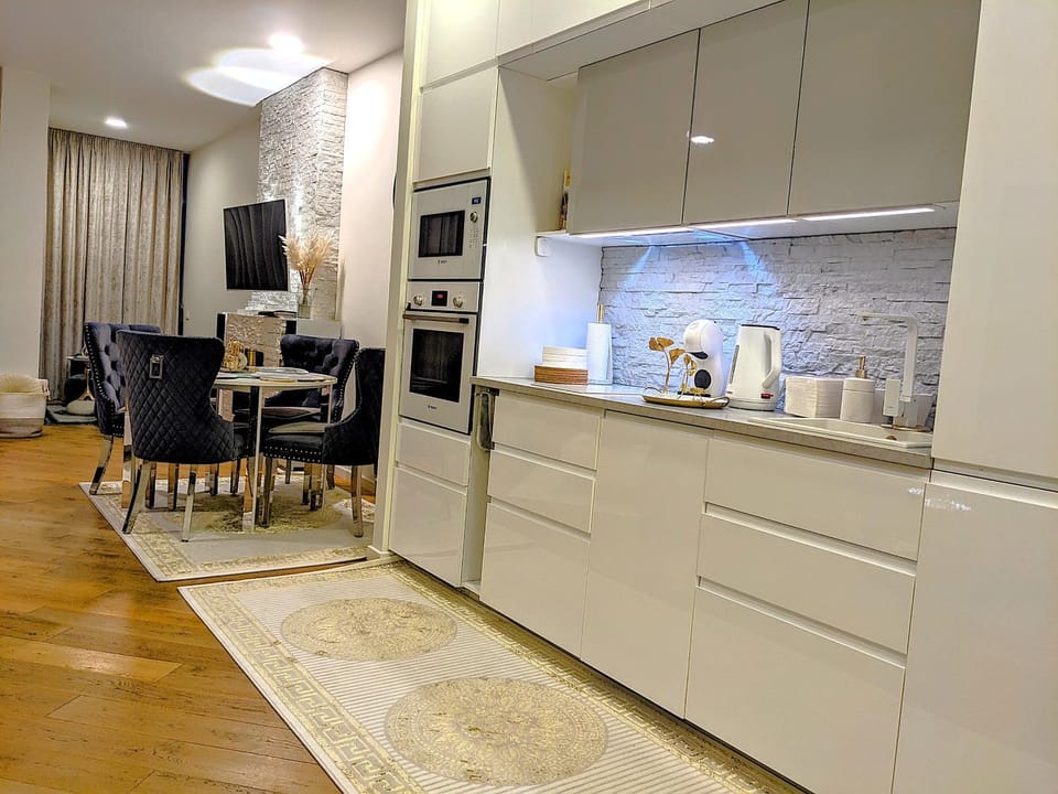 Kitchen or kitchenette, Dining area, oven, stove
