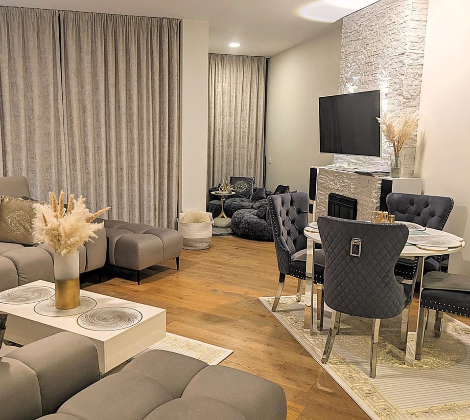Communal lounge/ TV room, TV and multimedia, Living room, Seating area, Evening entertainment