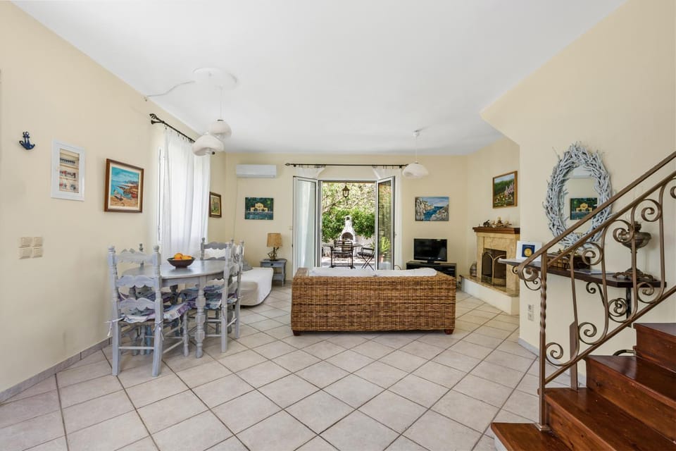 TV and multimedia, Living room, Seating area, Dining area, air conditioner