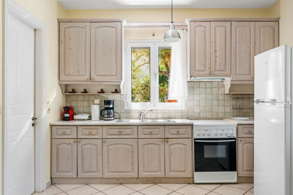 Coffee/tea facilities, Kitchen or kitchenette, oven, stove, toaster