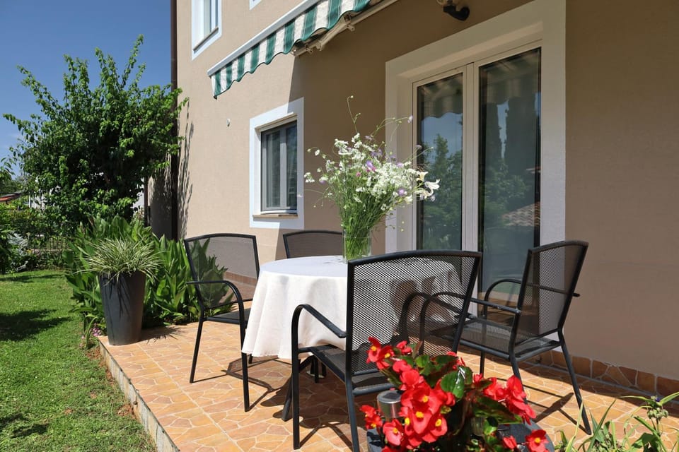 Day, Garden, Dining area, Garden view