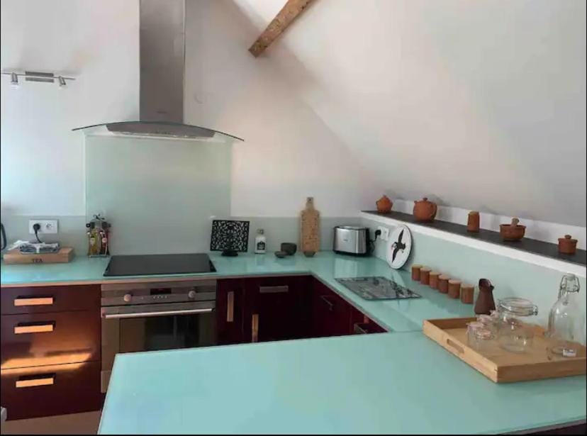 Coffee/tea facilities, Kitchen or kitchenette, stove