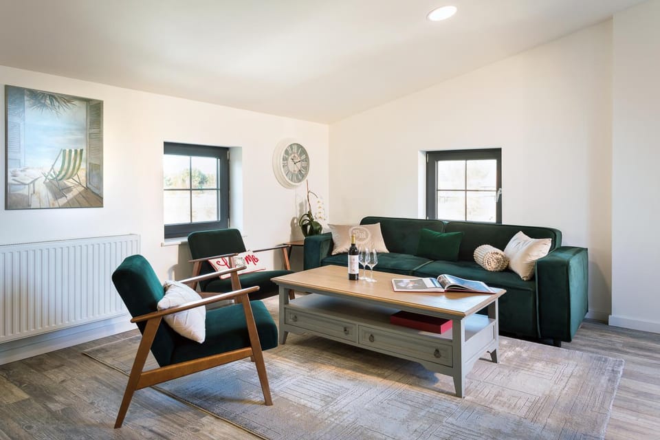 Spring, People, Living room, Food and drinks, Photo of the whole room, Seating area, Food, Guests, Alcoholic drinks, children, Family, locker