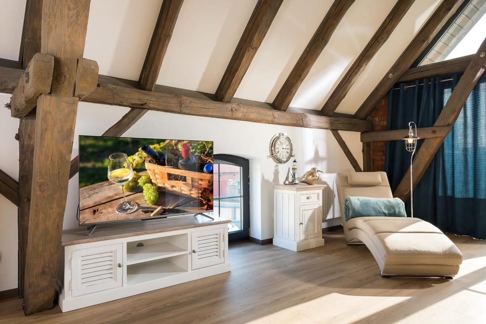 Communal lounge/ TV room, TV and multimedia, Living room, Photo of the whole room, Seating area, Bedroom