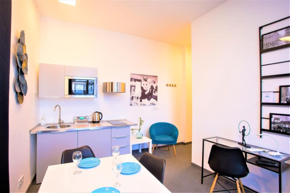 Kitchen or kitchenette, Dining area, minibar, stove