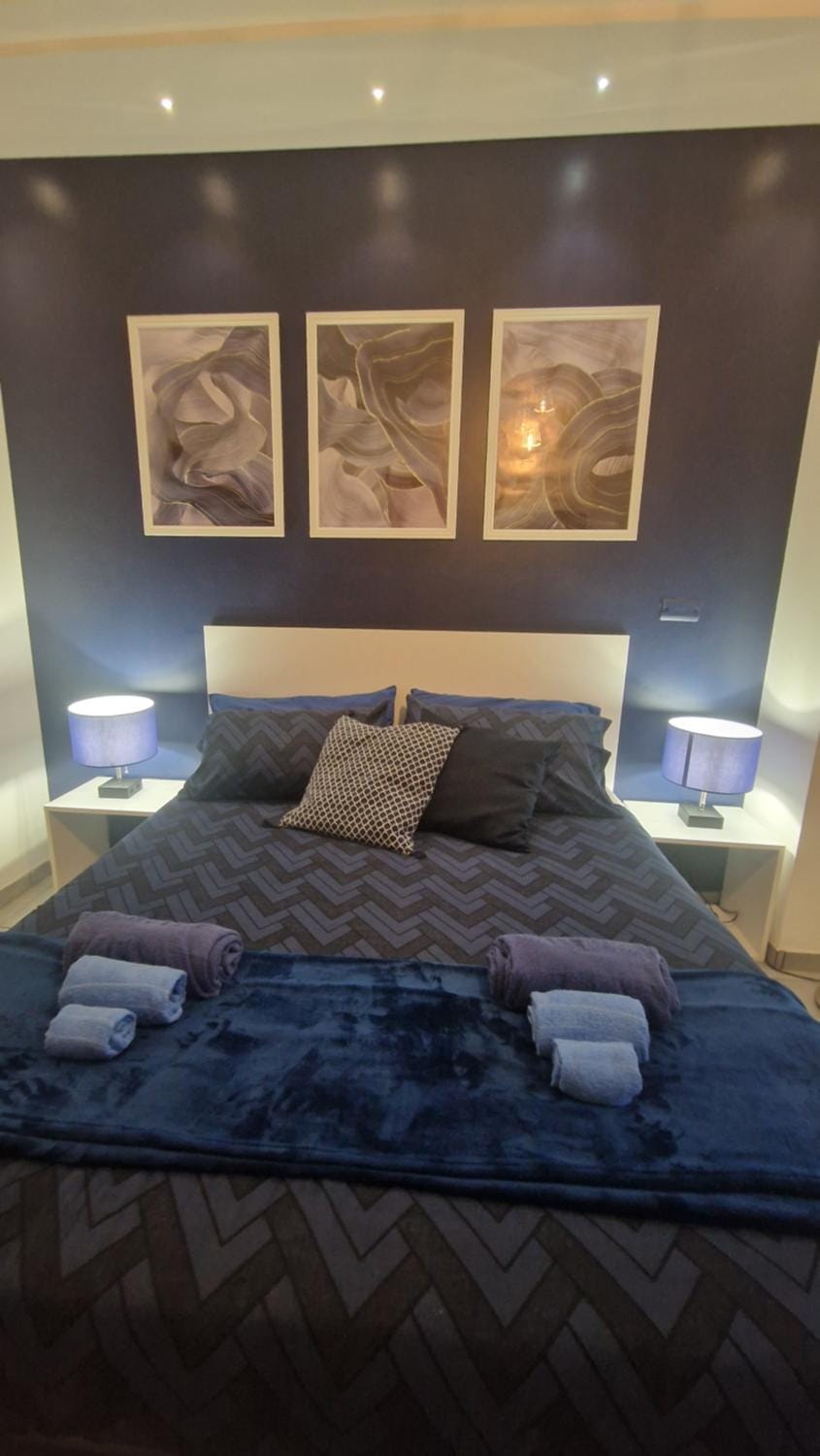 Bed, Bedroom, towels