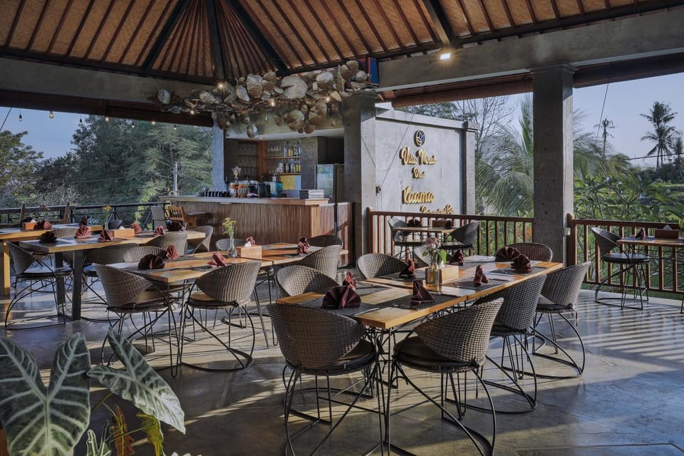 Restaurant/places to eat, Food and drinks, Dining area