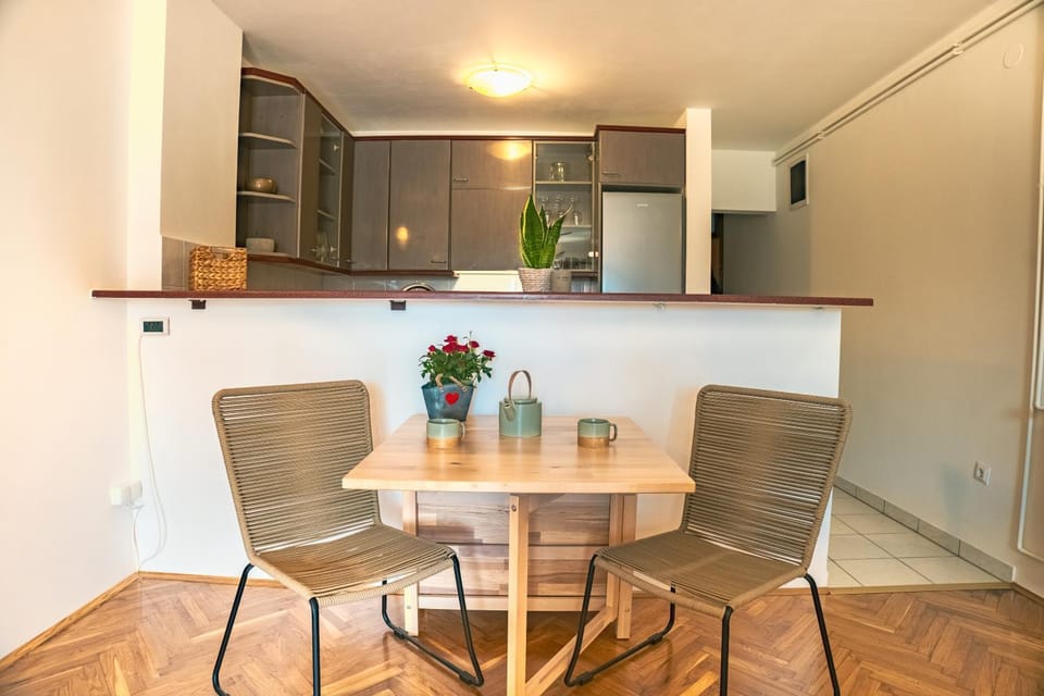 Kitchen or kitchenette, Seating area, Dining area