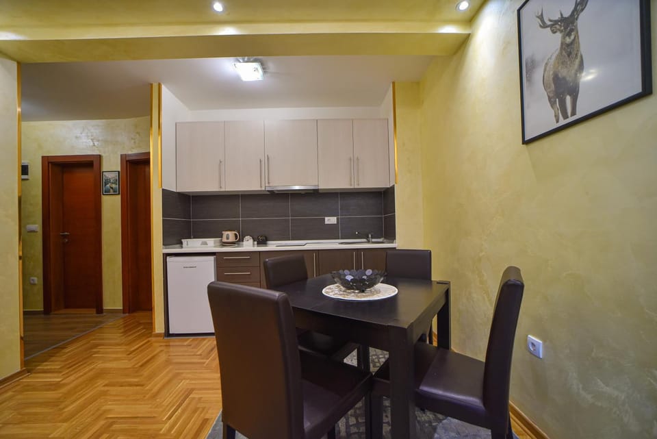 Kitchen or kitchenette, Dining area