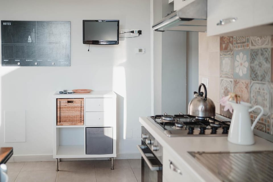 Coffee/tea facilities, Kitchen or kitchenette, oven, stove, kitchen