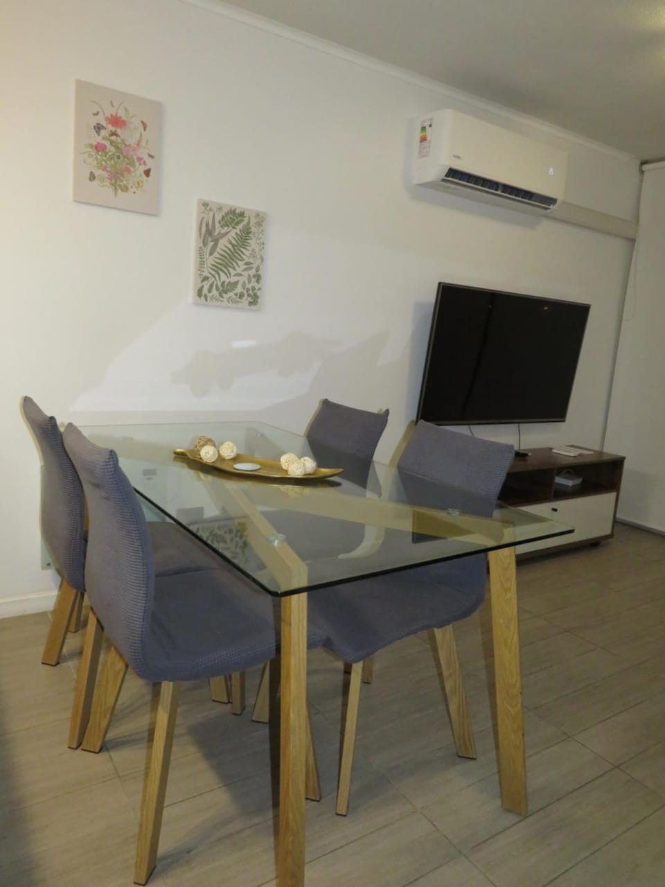 TV and multimedia, Living room, Seating area, Dining area, air conditioner