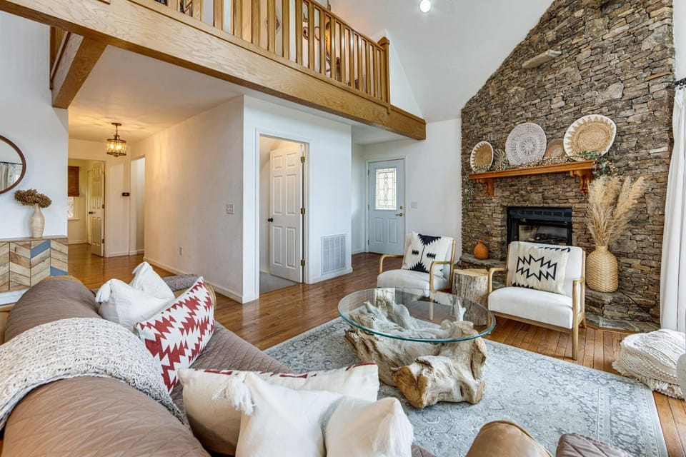 Bryson City Mtn Retreat w/ Hot Tub House in Swain County