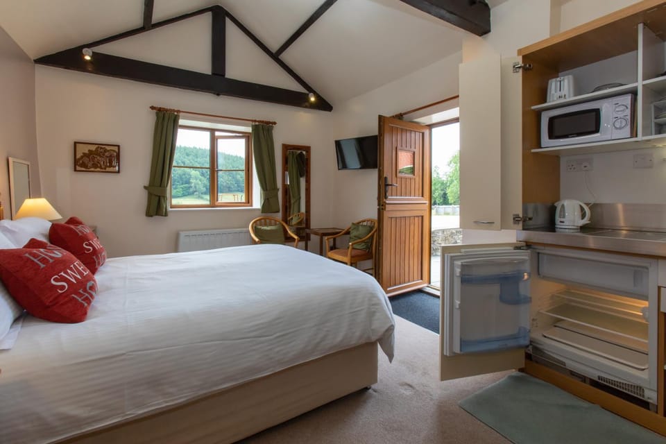 Bed, Kitchen or kitchenette, Bedroom, minibar, toaster