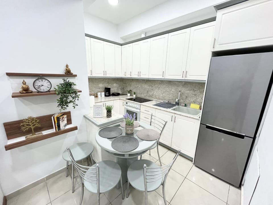 Kitchen or kitchenette, Dining area, oven, stove