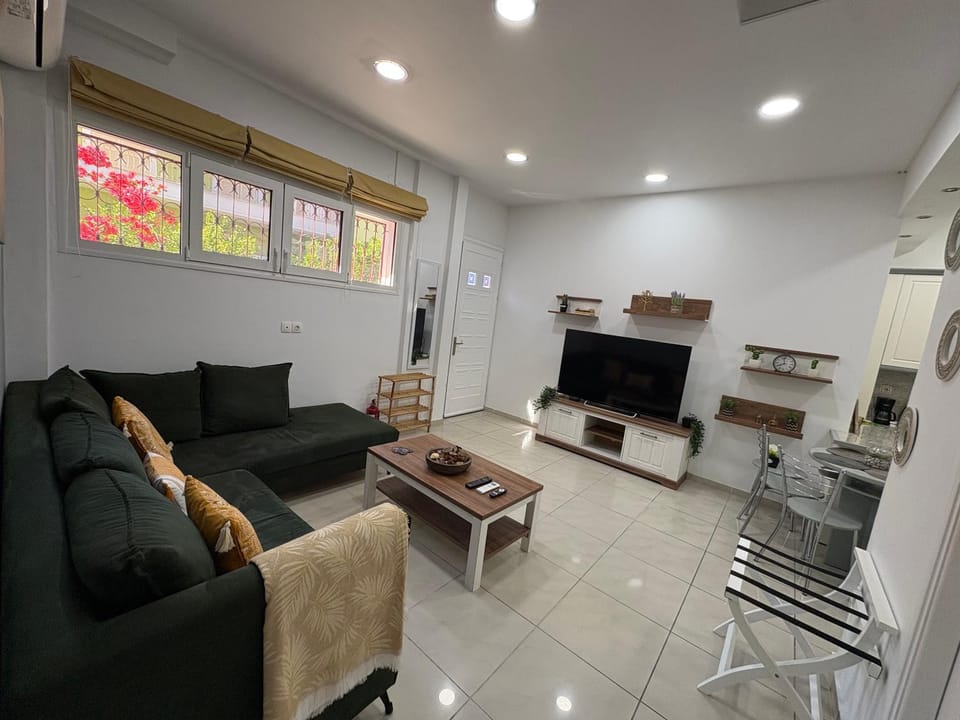 TV and multimedia, Living room, Seating area, Evening entertainment, internet