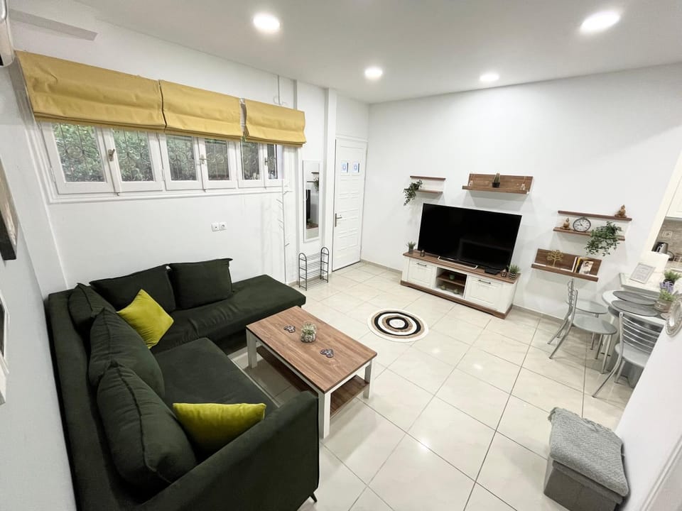 TV and multimedia, Living room, Seating area, internet