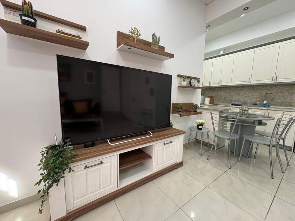 TV and multimedia, Kitchen or kitchenette, Dining area, Evening entertainment, minibar