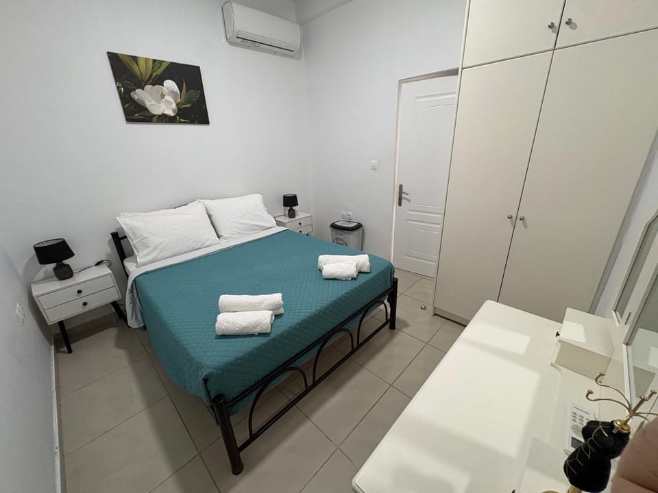 Bed, Photo of the whole room, Bedroom, flat iron, internet, towels, wardrobe, air conditioner