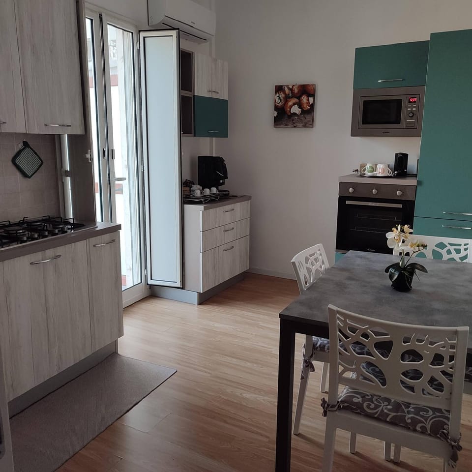 Kitchen or kitchenette, Kitchen or kitchenette