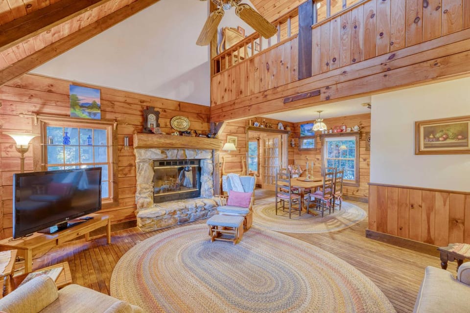 Lakefront Blairsville Cabin w/ Deck + Dock! Cabin in Union County