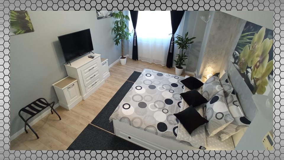 Bed, TV and multimedia, Bedroom