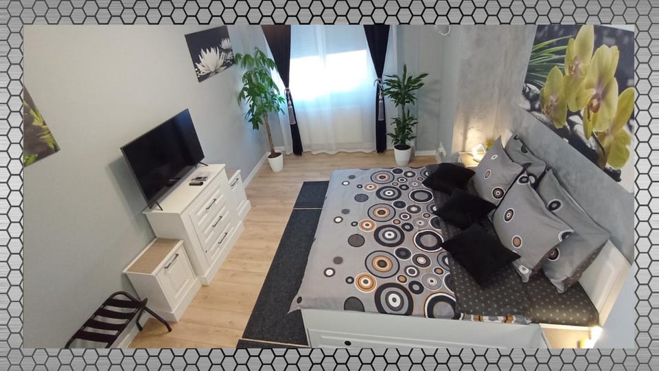 Bed, TV and multimedia, Photo of the whole room, Bedroom