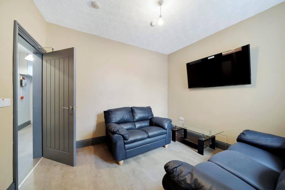 Magee Town House 'Sleeping 8 guests' Villa in Londonderry