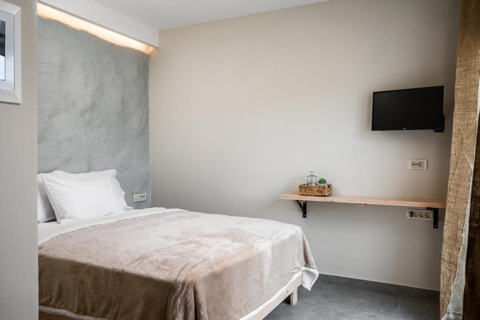 Bed, TV and multimedia, Bedroom
