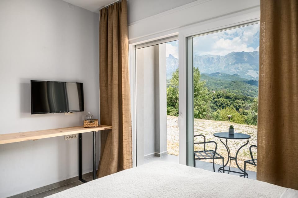 Bed, TV and multimedia, View (from property/room), Balcony/Terrace, Bedroom, Mountain view