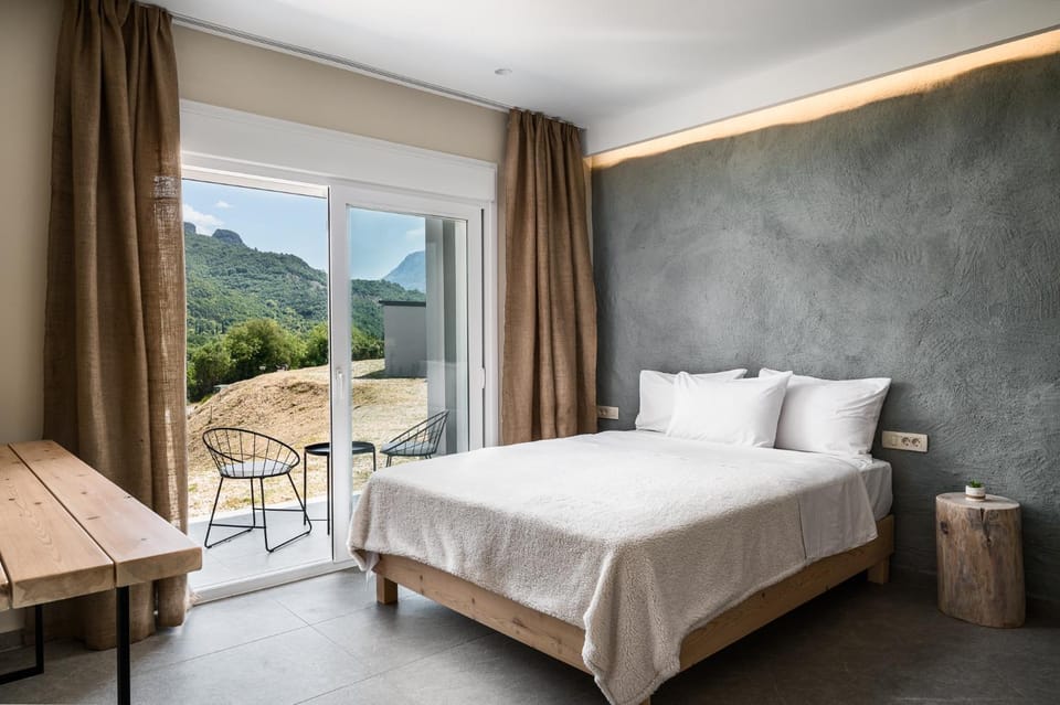 Bed, Balcony/Terrace, Bedroom, Mountain view