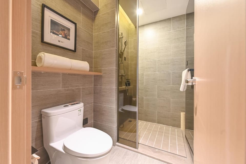 Shower, Toilet, Bathroom, towels