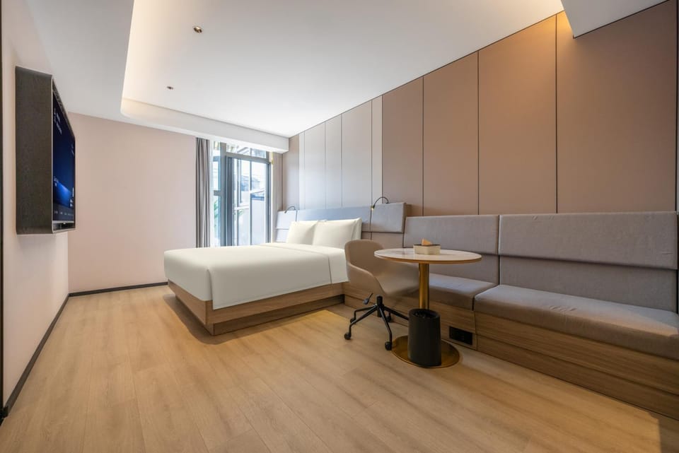 Bed, TV and multimedia, Living room, Photo of the whole room, Seating area, Bedroom