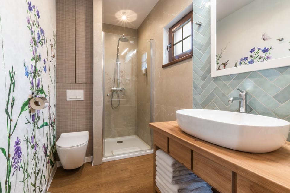 Shower, Toilet, Bathroom, towels