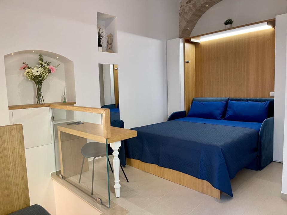 Bed, Photo of the whole room, Seating area